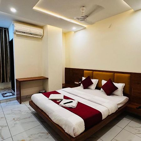 Hotel Prakasham Ujjain Bagian luar foto