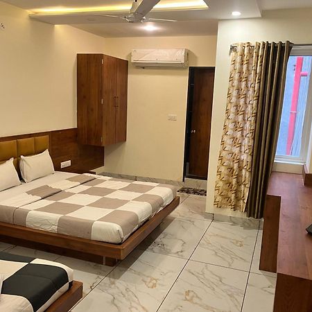 Hotel Prakasham Ujjain Bagian luar foto