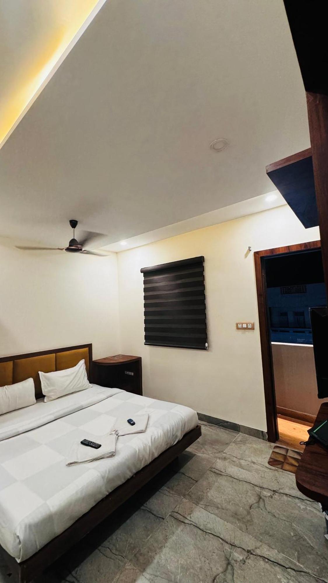 Hotel Prakasham Ujjain Bagian luar foto
