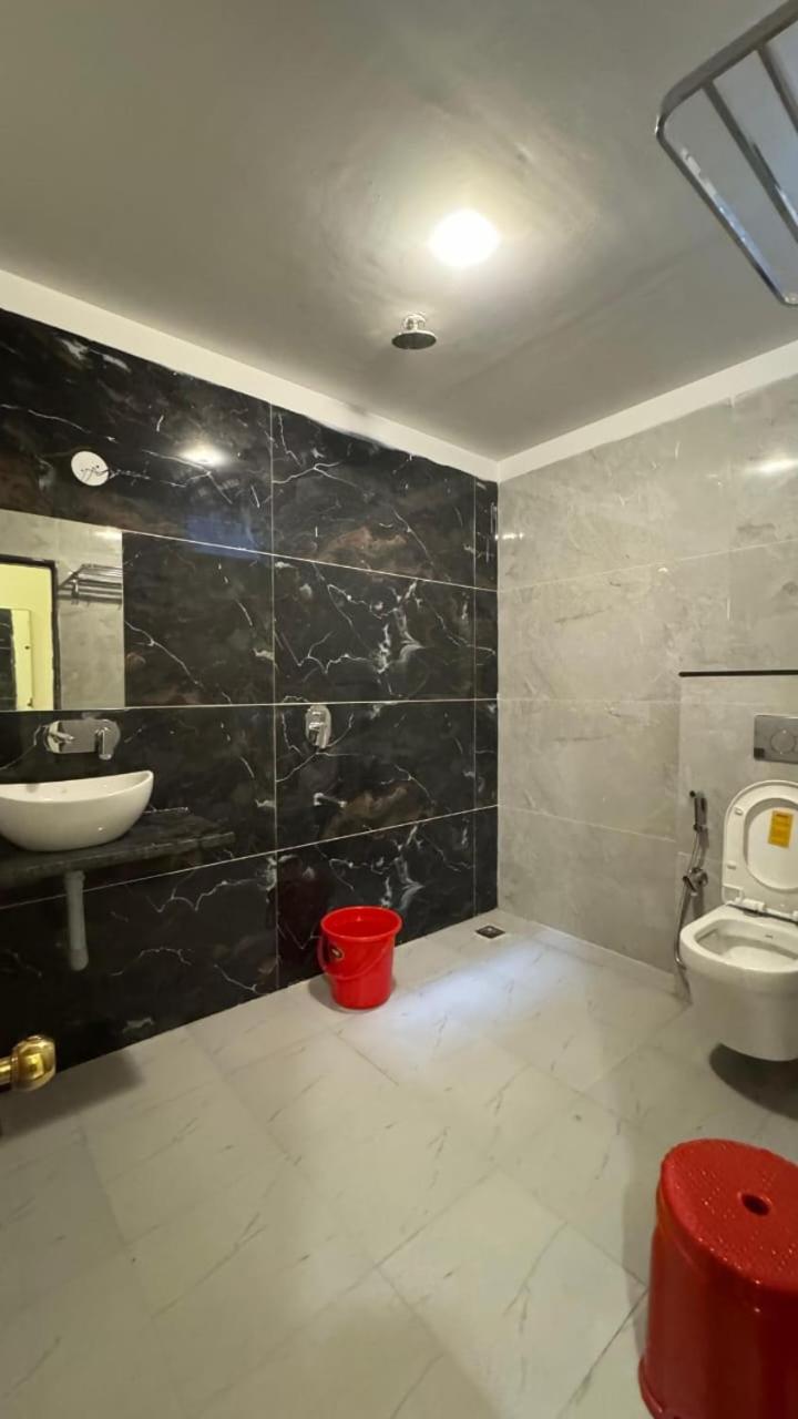 Hotel Prakasham Ujjain Bagian luar foto