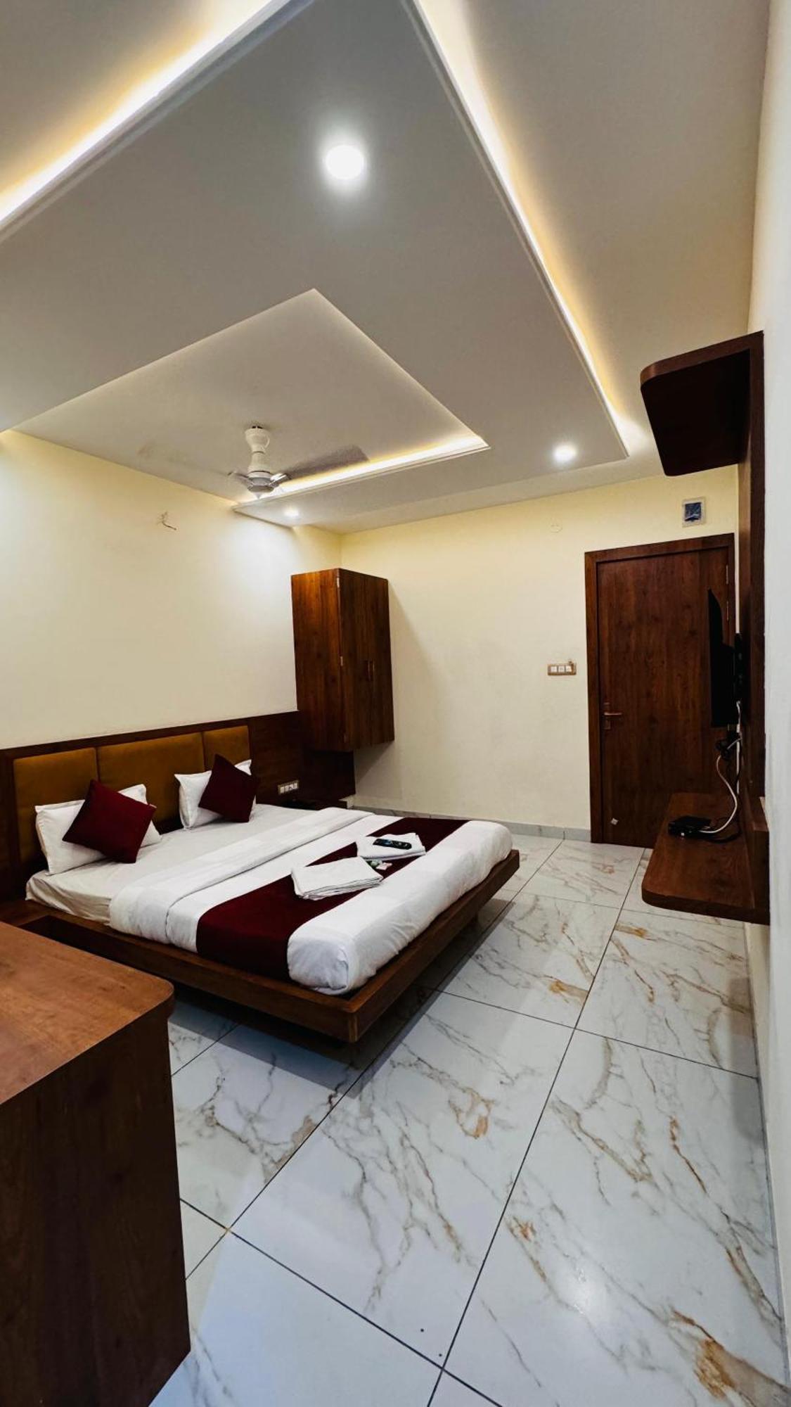 Hotel Prakasham Ujjain Bagian luar foto