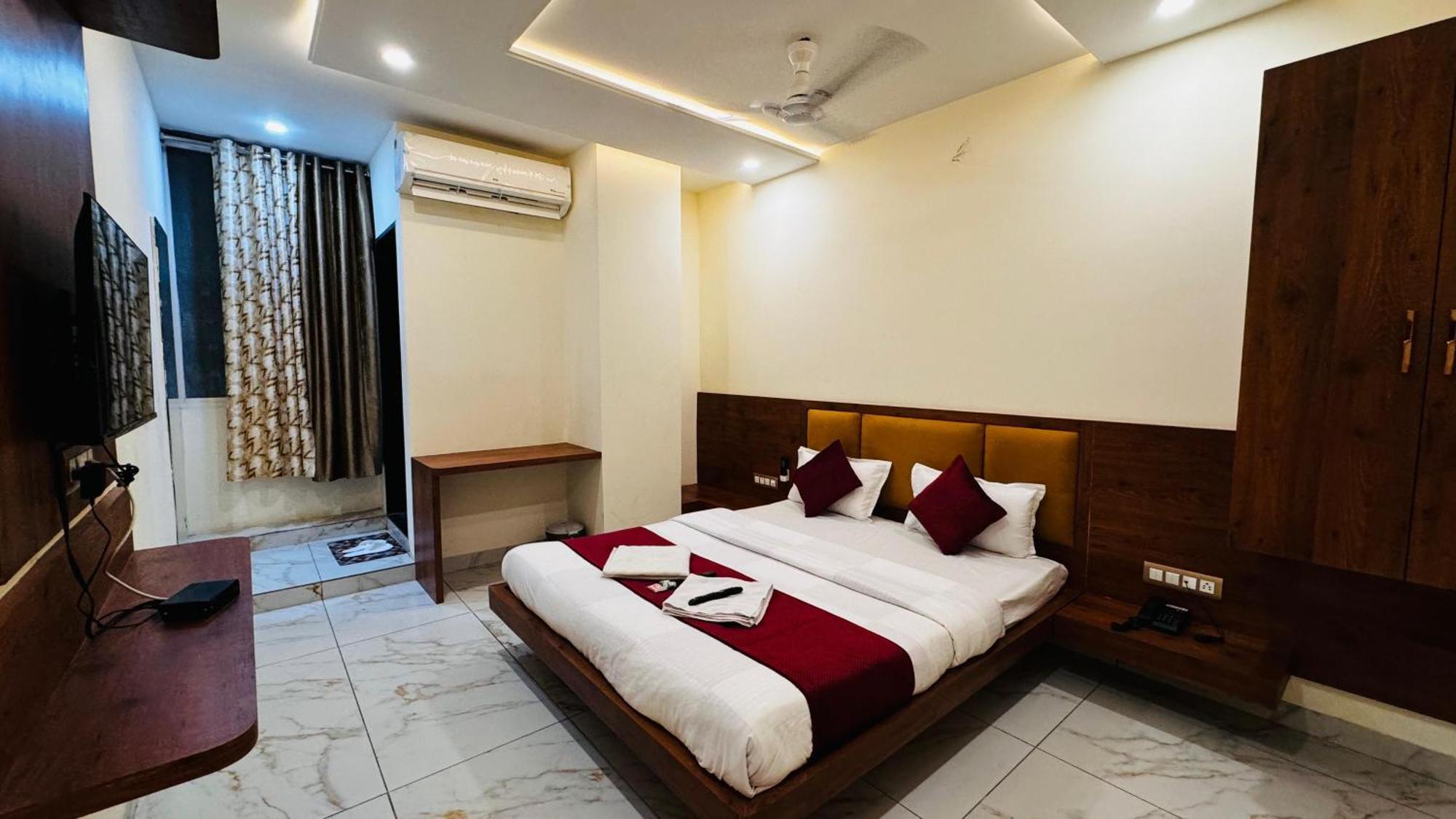 Hotel Prakasham Ujjain Bagian luar foto
