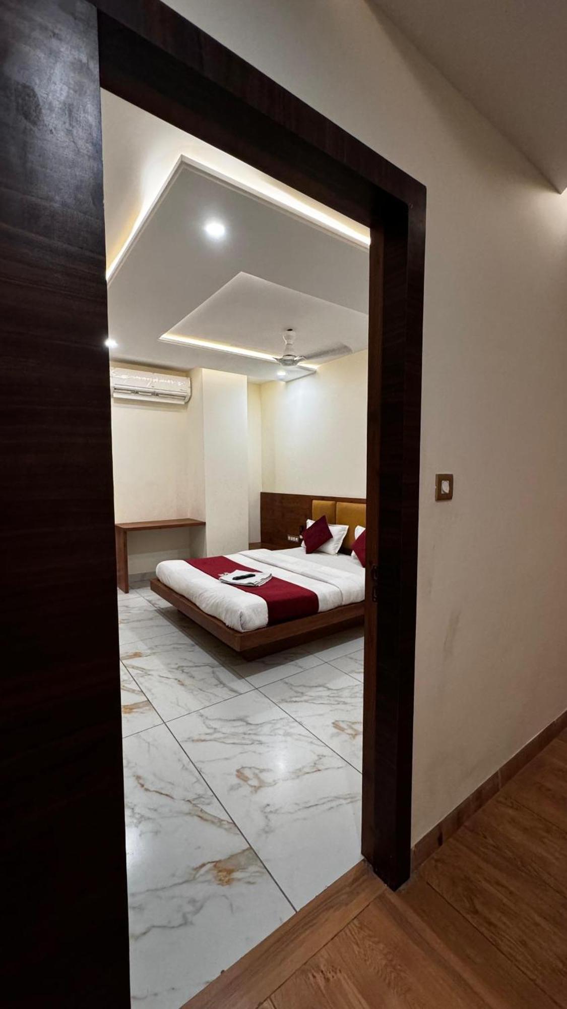 Hotel Prakasham Ujjain Bagian luar foto