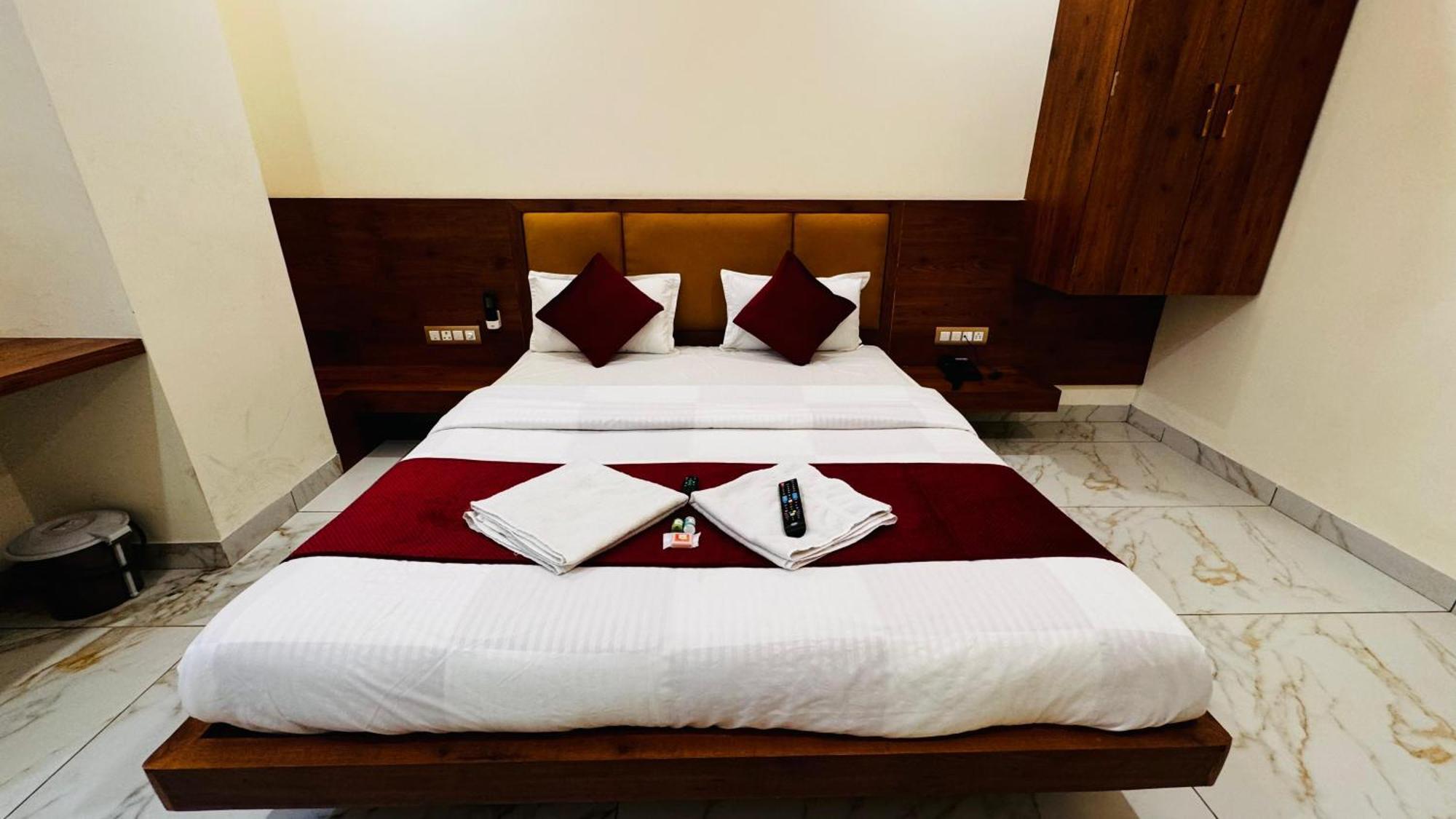 Hotel Prakasham Ujjain Bagian luar foto