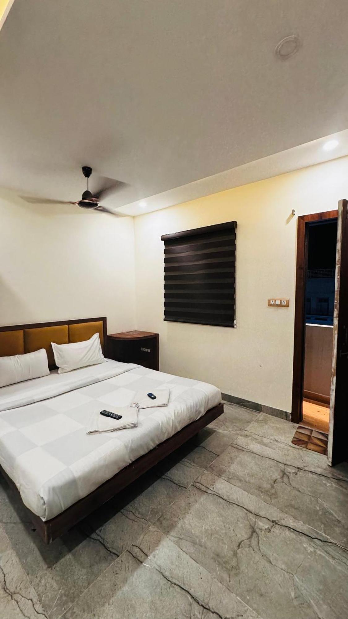 Hotel Prakasham Ujjain Bagian luar foto