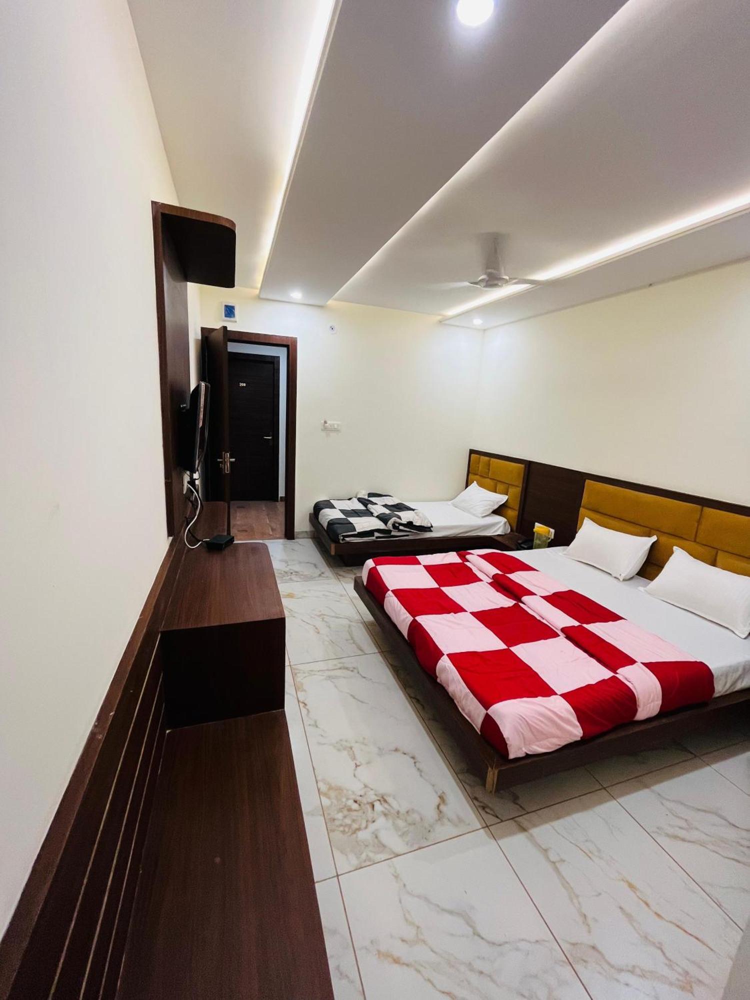 Hotel Prakasham Ujjain Bagian luar foto