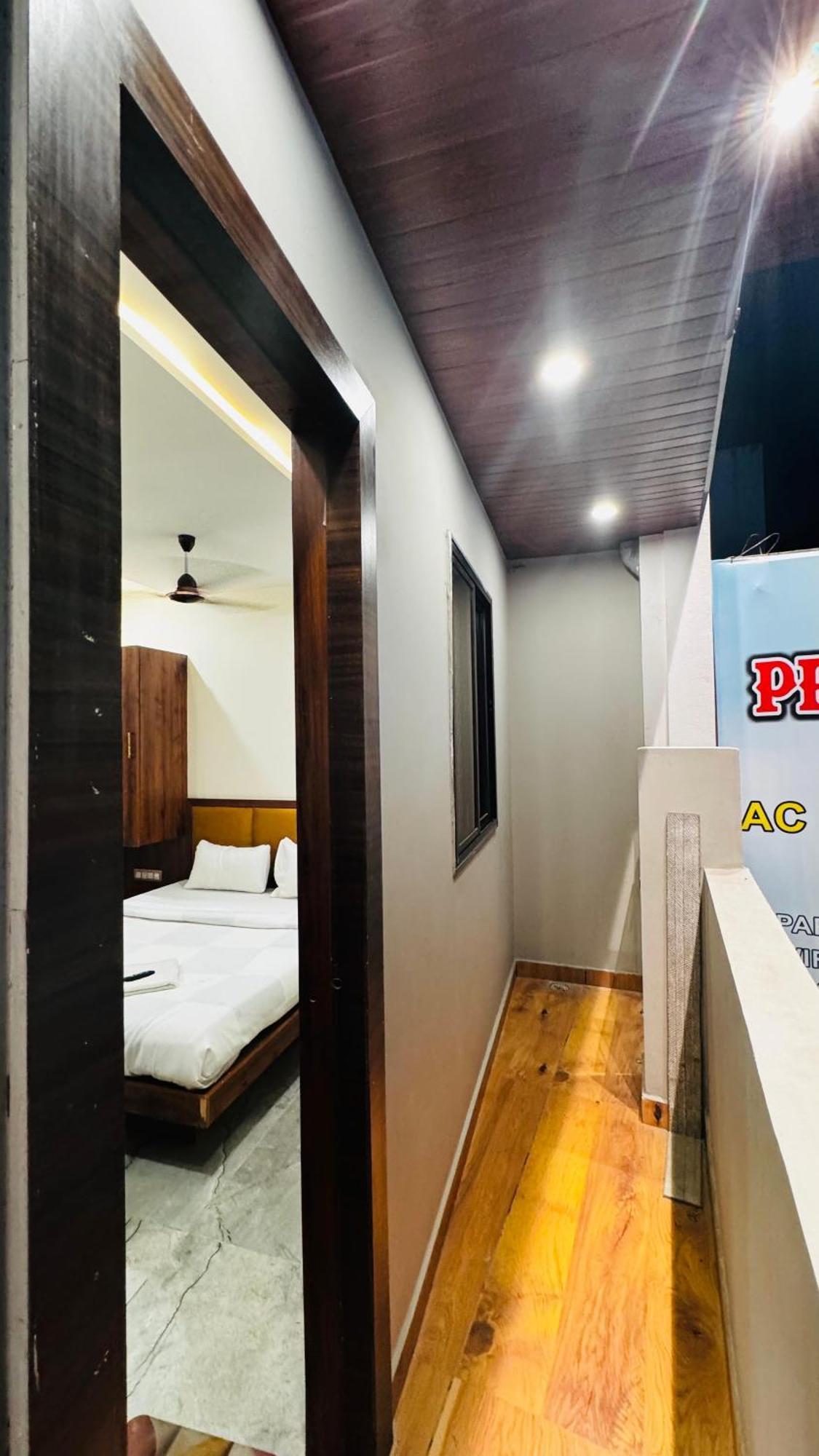 Hotel Prakasham Ujjain Bagian luar foto