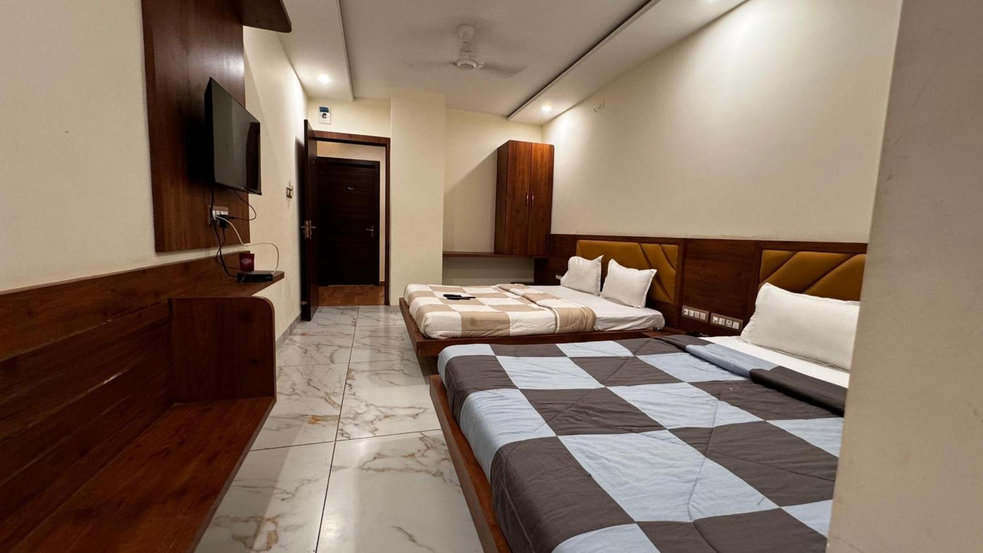 Hotel Prakasham Ujjain Bagian luar foto