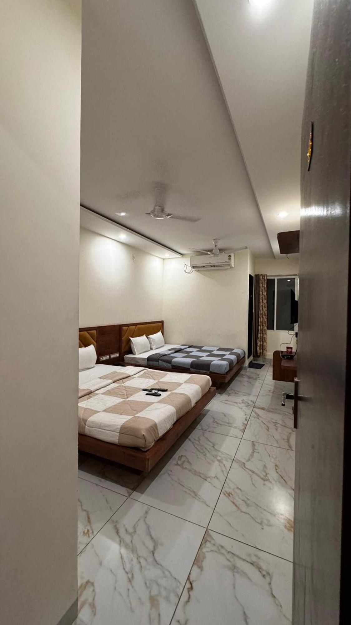 Hotel Prakasham Ujjain Bagian luar foto