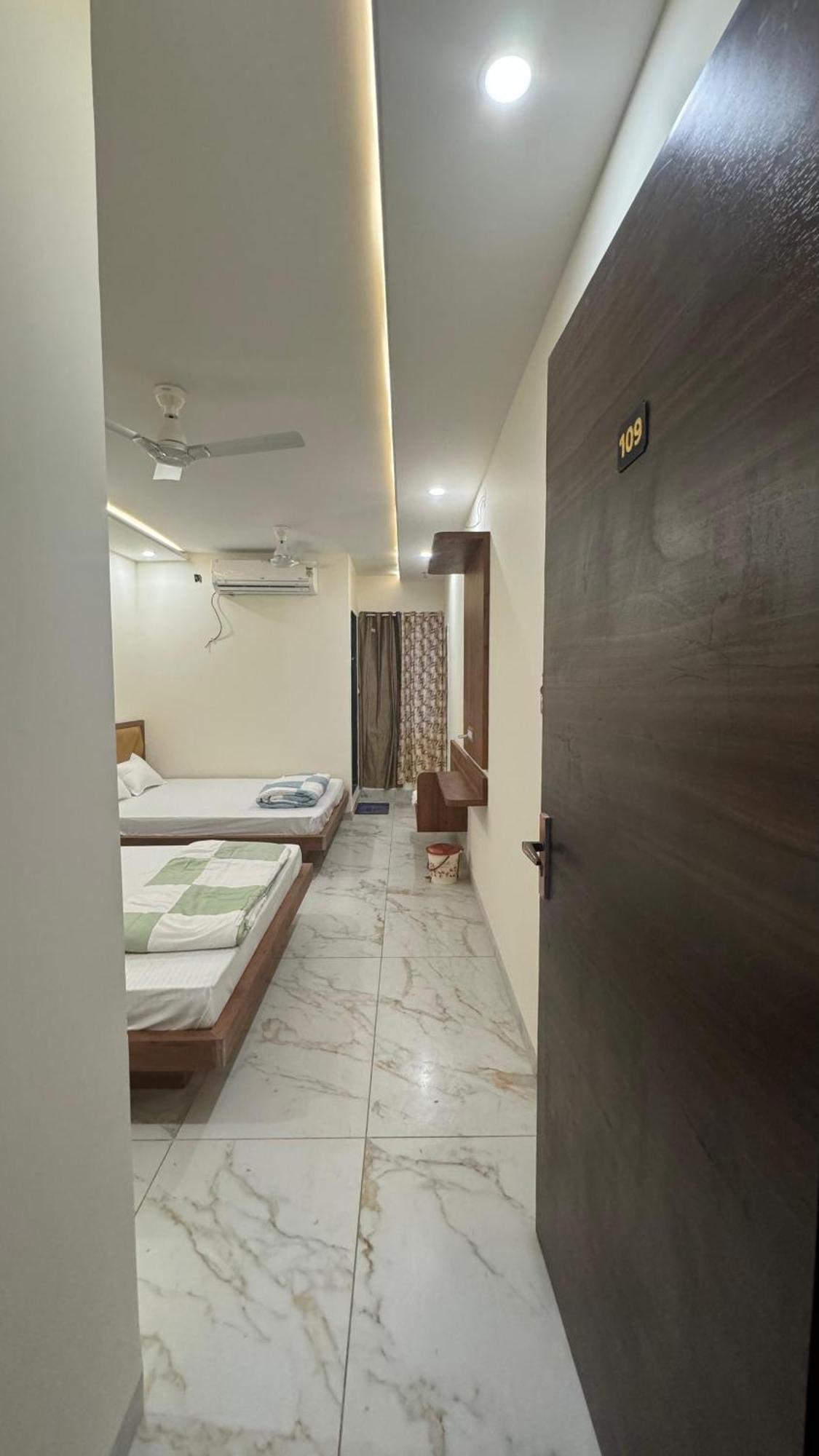 Hotel Prakasham Ujjain Bagian luar foto