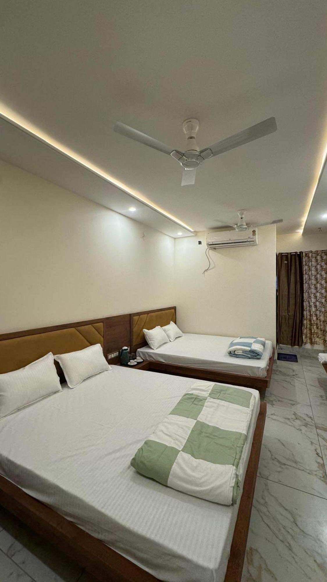 Hotel Prakasham Ujjain Bagian luar foto