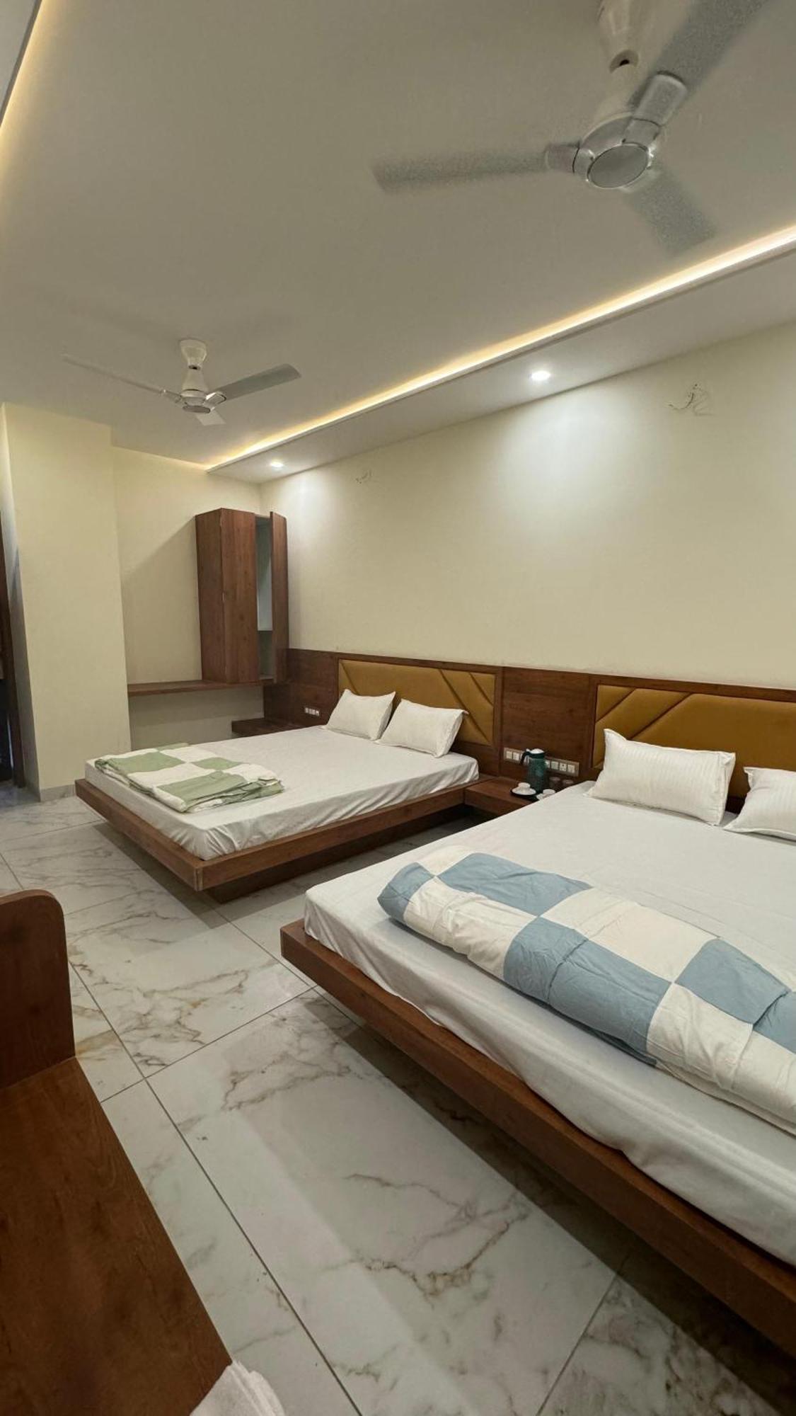 Hotel Prakasham Ujjain Bagian luar foto