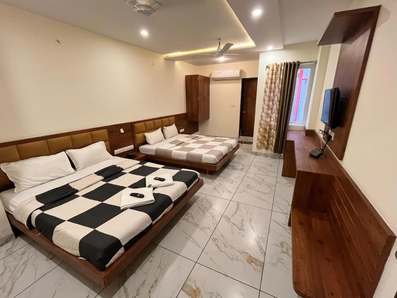 Hotel Prakasham Ujjain Bagian luar foto