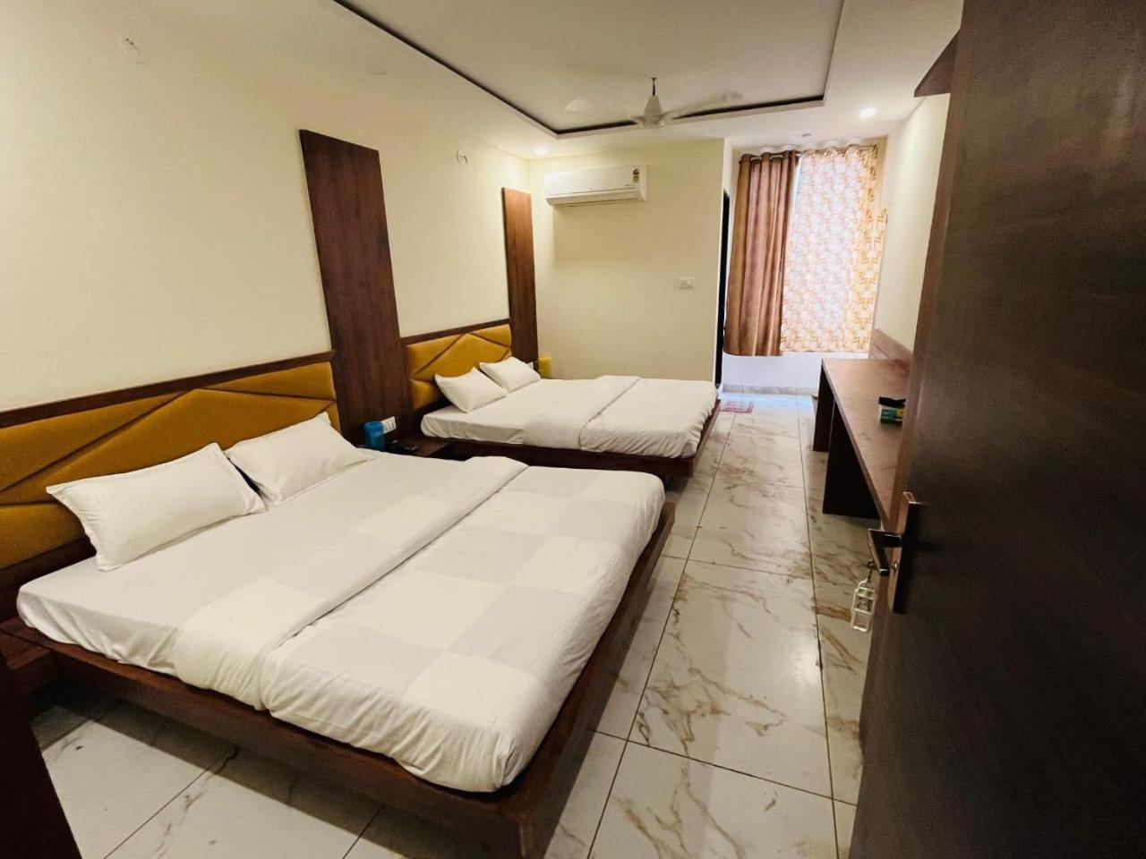 Hotel Prakasham Ujjain Bagian luar foto