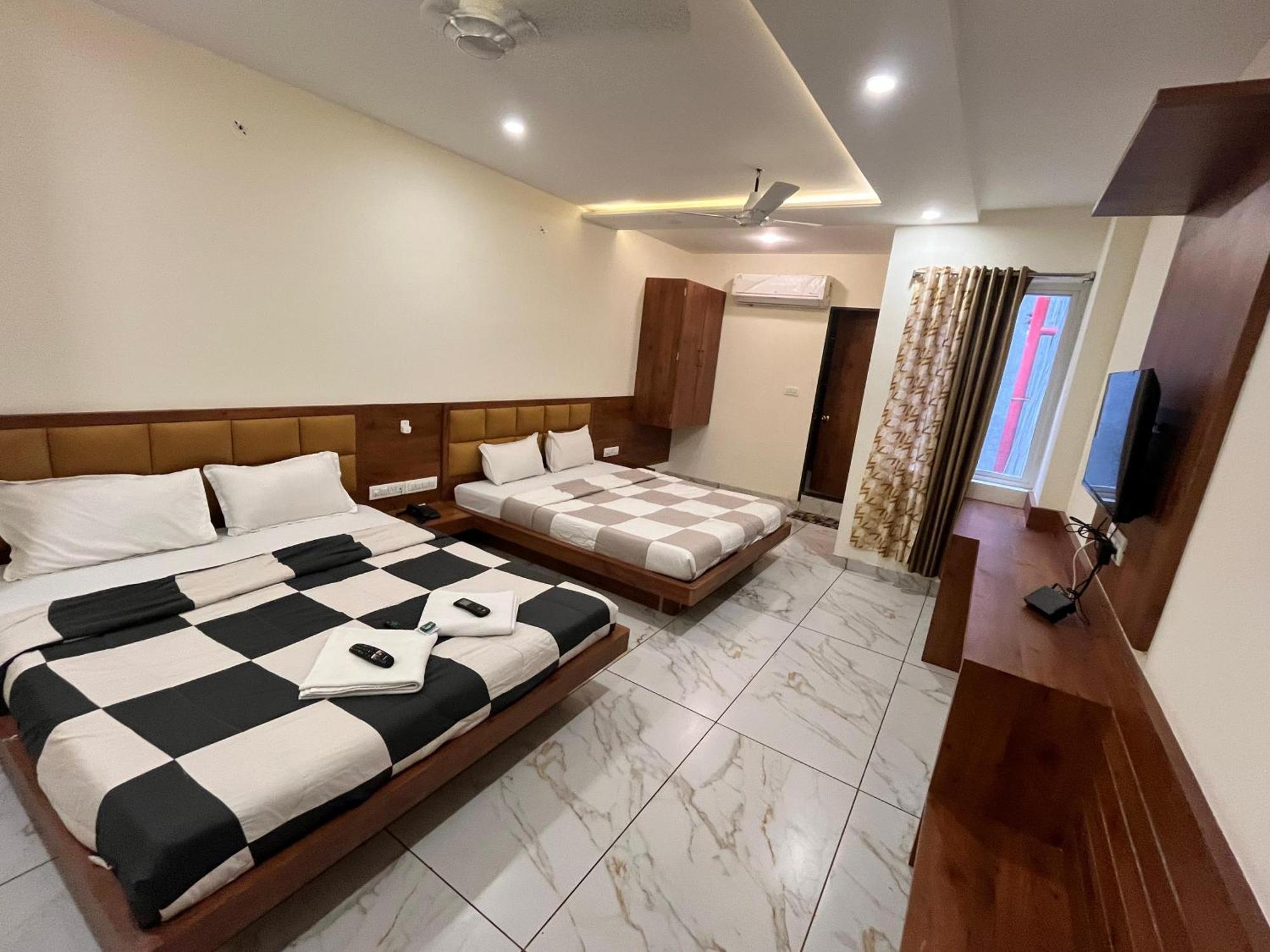 Hotel Prakasham Ujjain Bagian luar foto