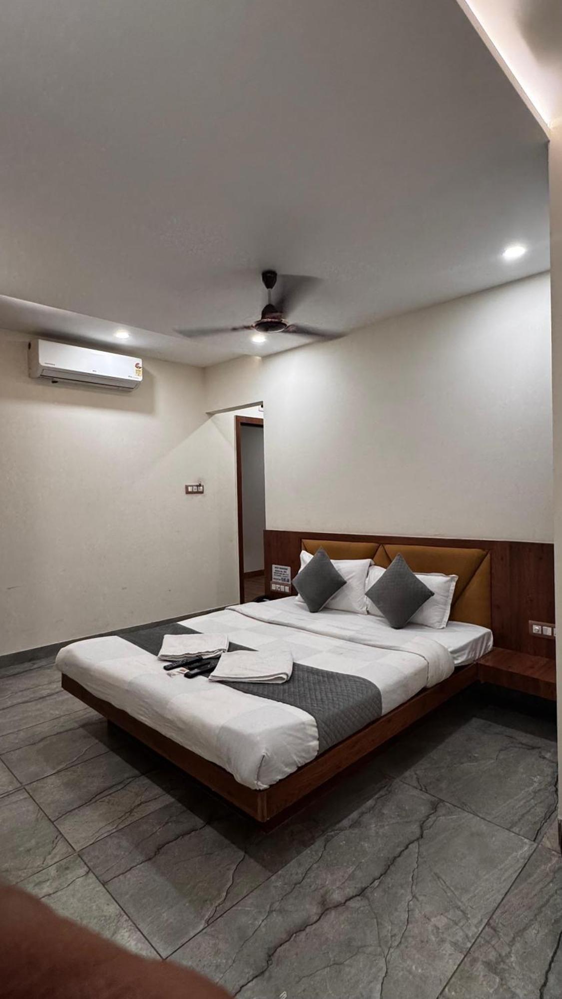 Hotel Prakasham Ujjain Bagian luar foto