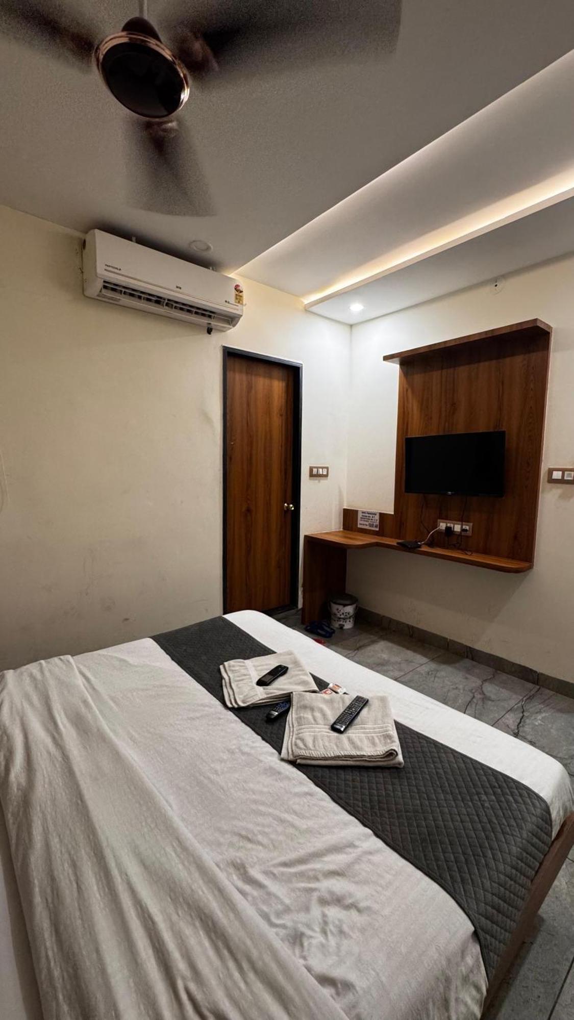 Hotel Prakasham Ujjain Bagian luar foto