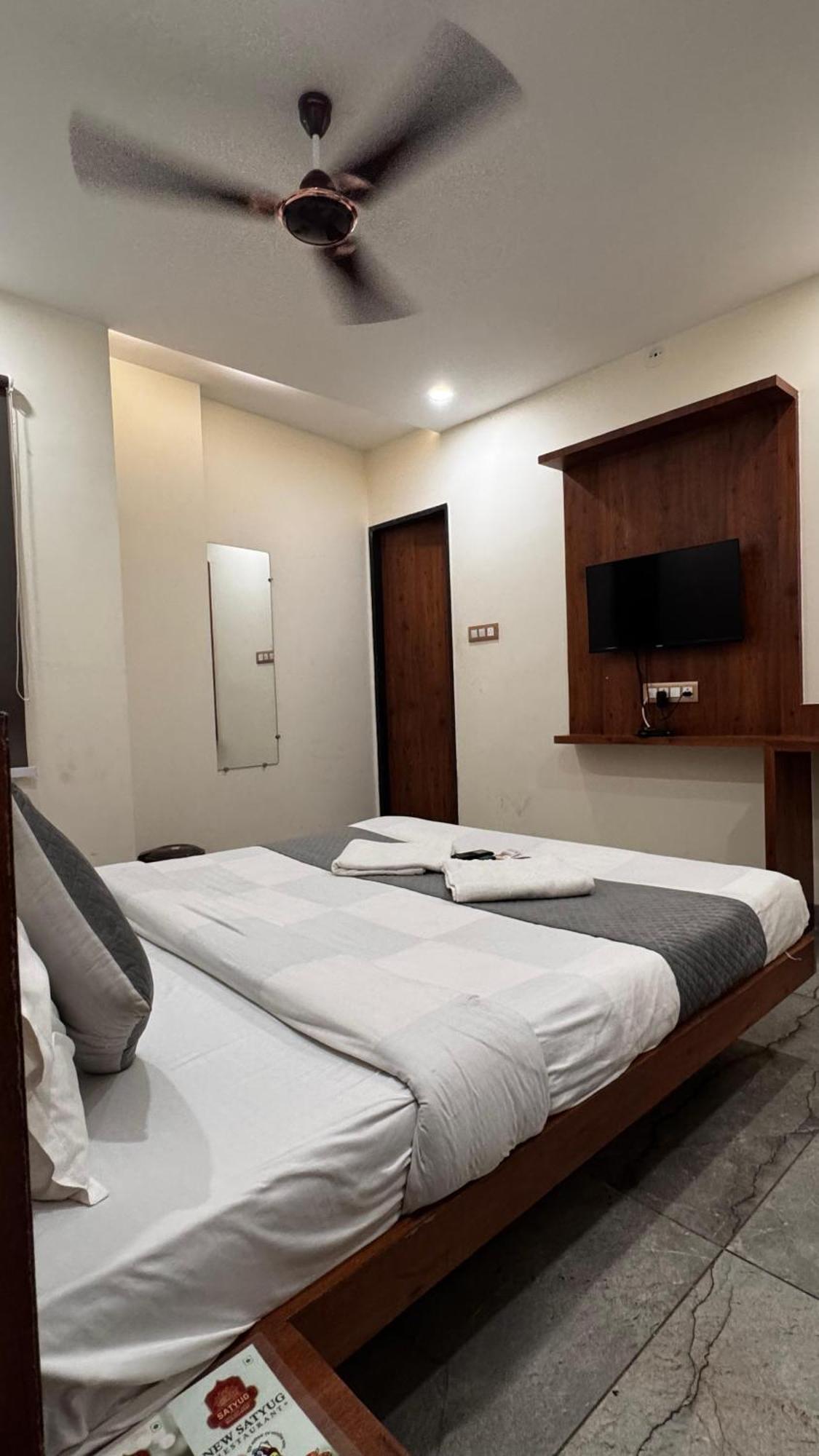 Hotel Prakasham Ujjain Bagian luar foto